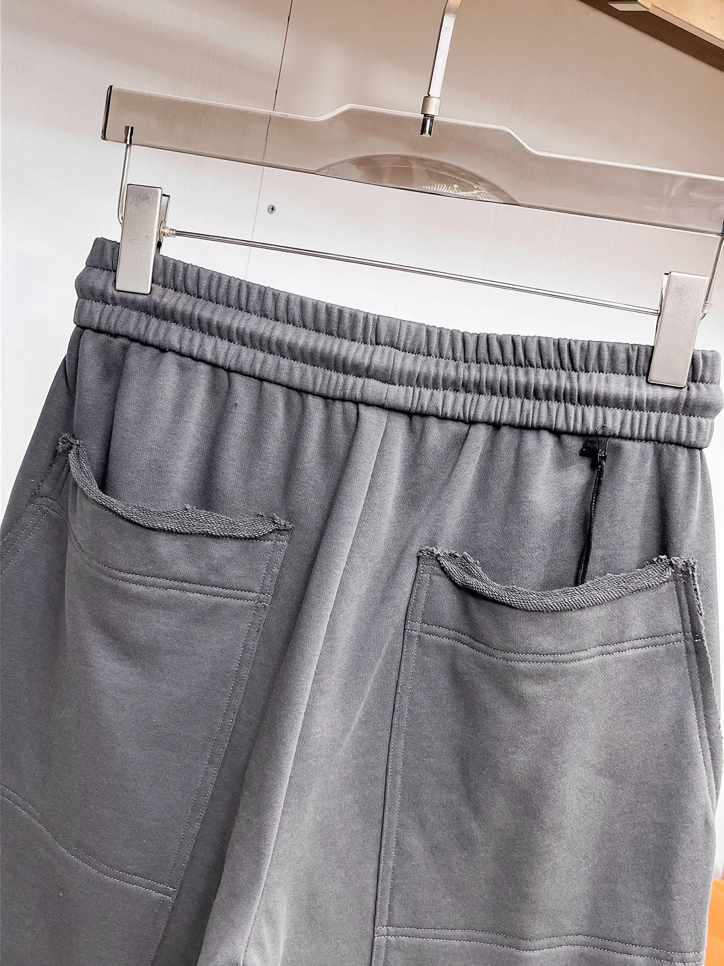 Balenciaga's three-standard complete 2026 summer New Arrival men's casual shorts, advanced custom-made Breathable fabric, Breathable fabric, extremely stretchy and comfortable, impeccable details, top-grade accessories, original logo design concept, delicate and soft feel! The upper body fit is awesome! Size: M-XXXL Please state your height and weight when ordering
